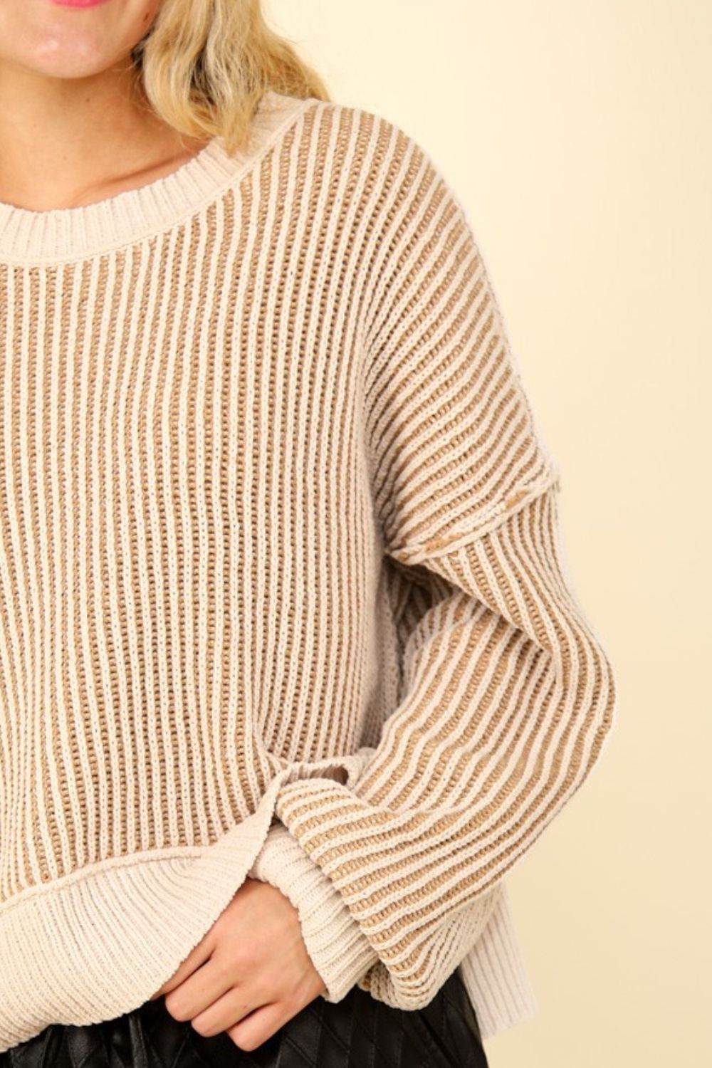 Stilla | Pullover med synlige sømme og korte stribede slidsser