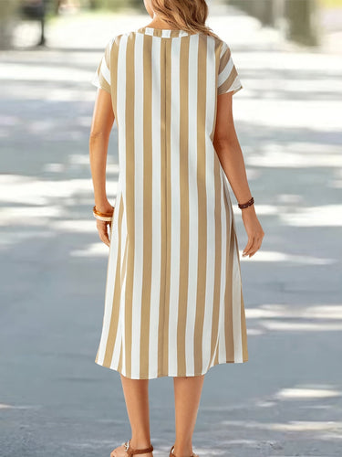 Stilla | Elegant Midi Kjole Med Striber Og V-Udskæring Beige Og Hvid