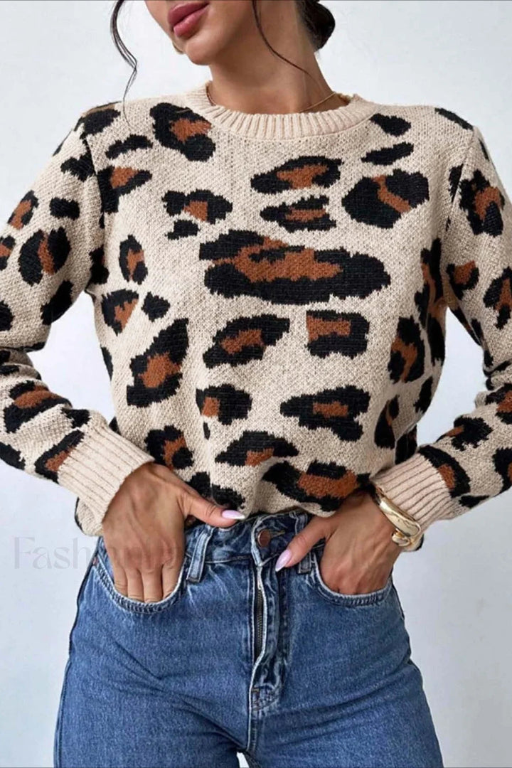 Stilla | Stilfuld Sweater med Farveblokering, Leopardprint, og Rund Halsudskæring
