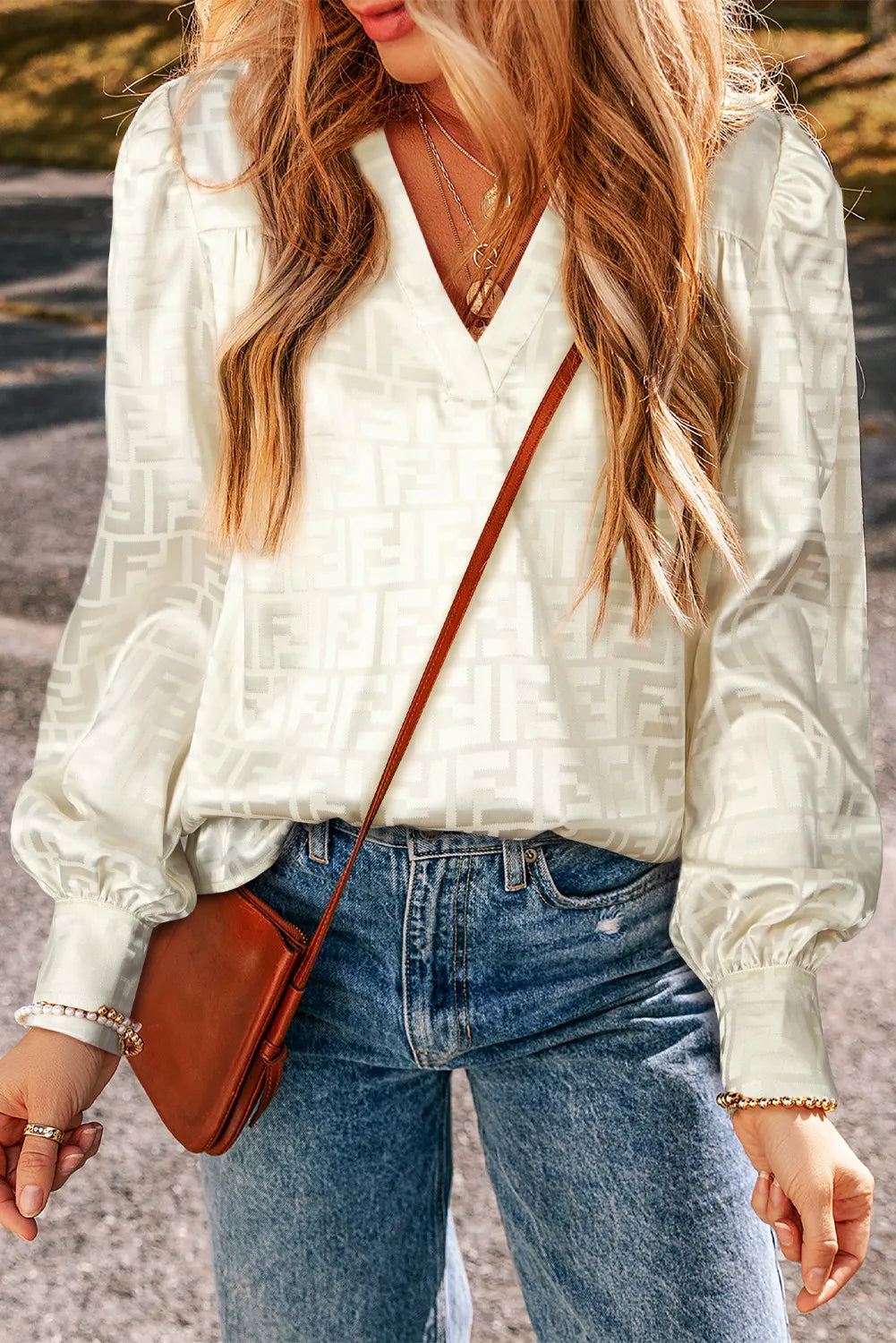 Stilla | Geometrisk Bluse Med Lange Ærmer og V-udskæring