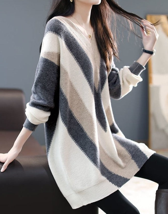 Stilla | Brun sweater med V-udskæring og lange ærmer
