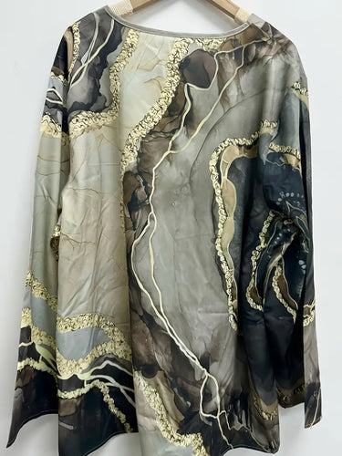Stilla | Store Størrelser Bluse Med Marmorprint Elegant V-Hals, Lange Ærmer