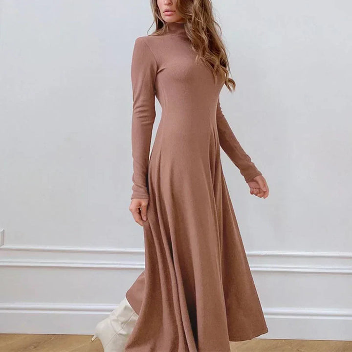 Stilla | Kjole Med Høj a Line Halsudskæring Elegante og Klassisk Design