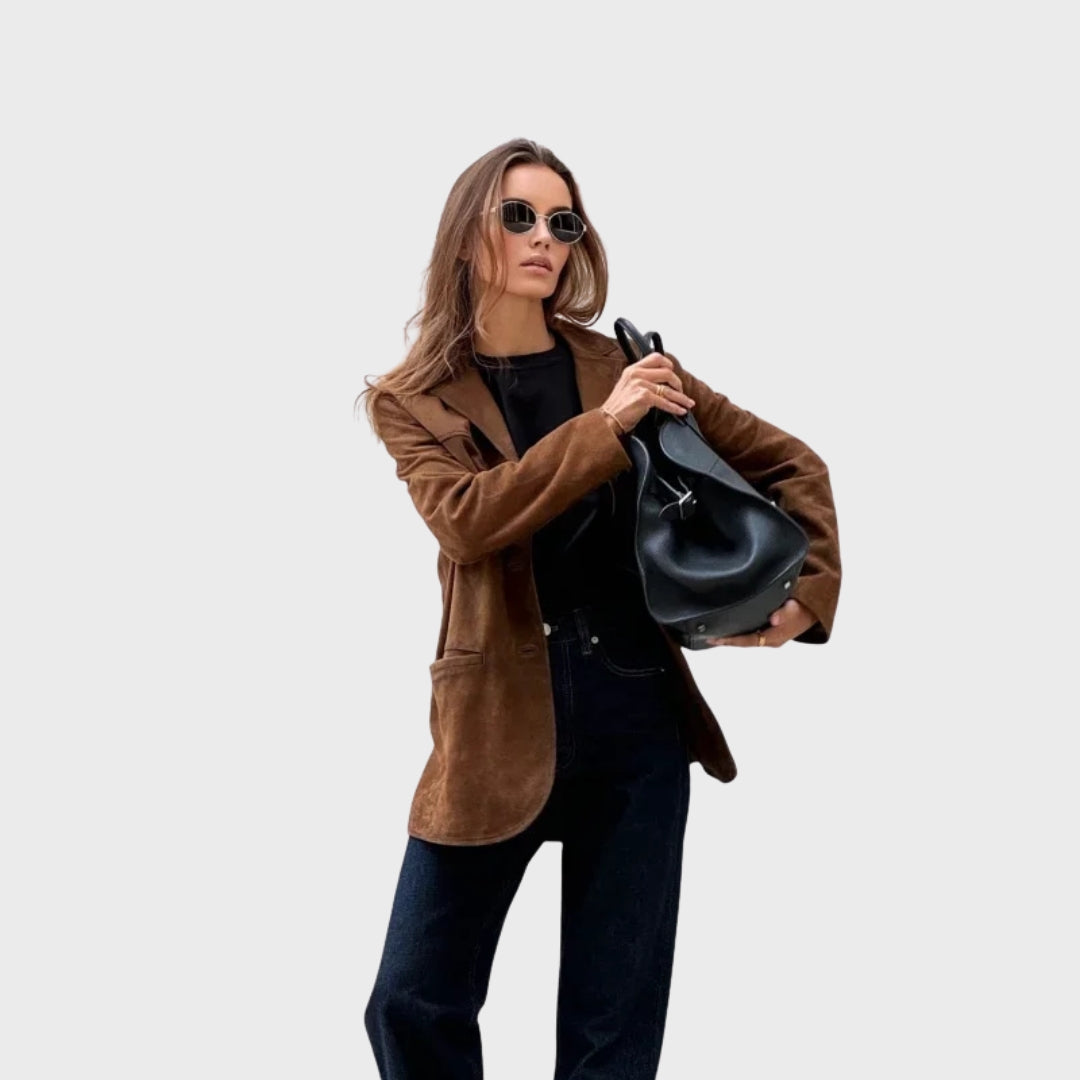 Stilla | Elegant og varm jakke med brune suedekantere