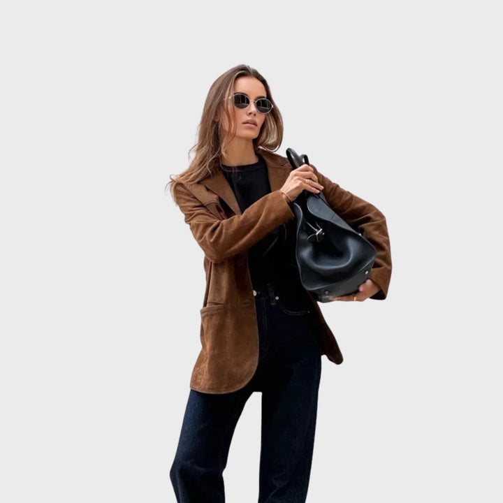 Stilla | Elegant og varm jakke med brune suedekantere