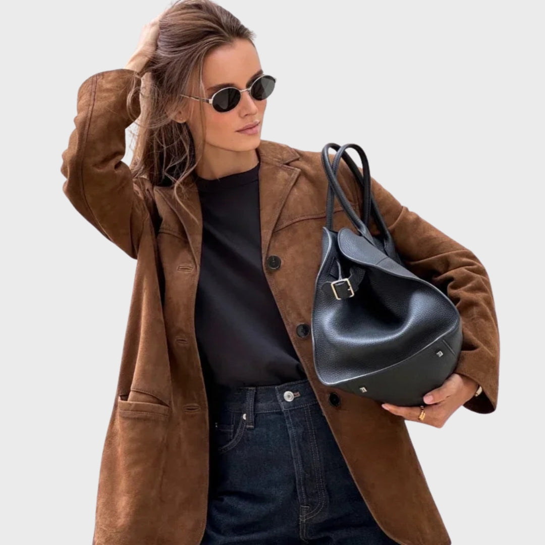 Stilla | Elegant og varm jakke med brune suedekantere