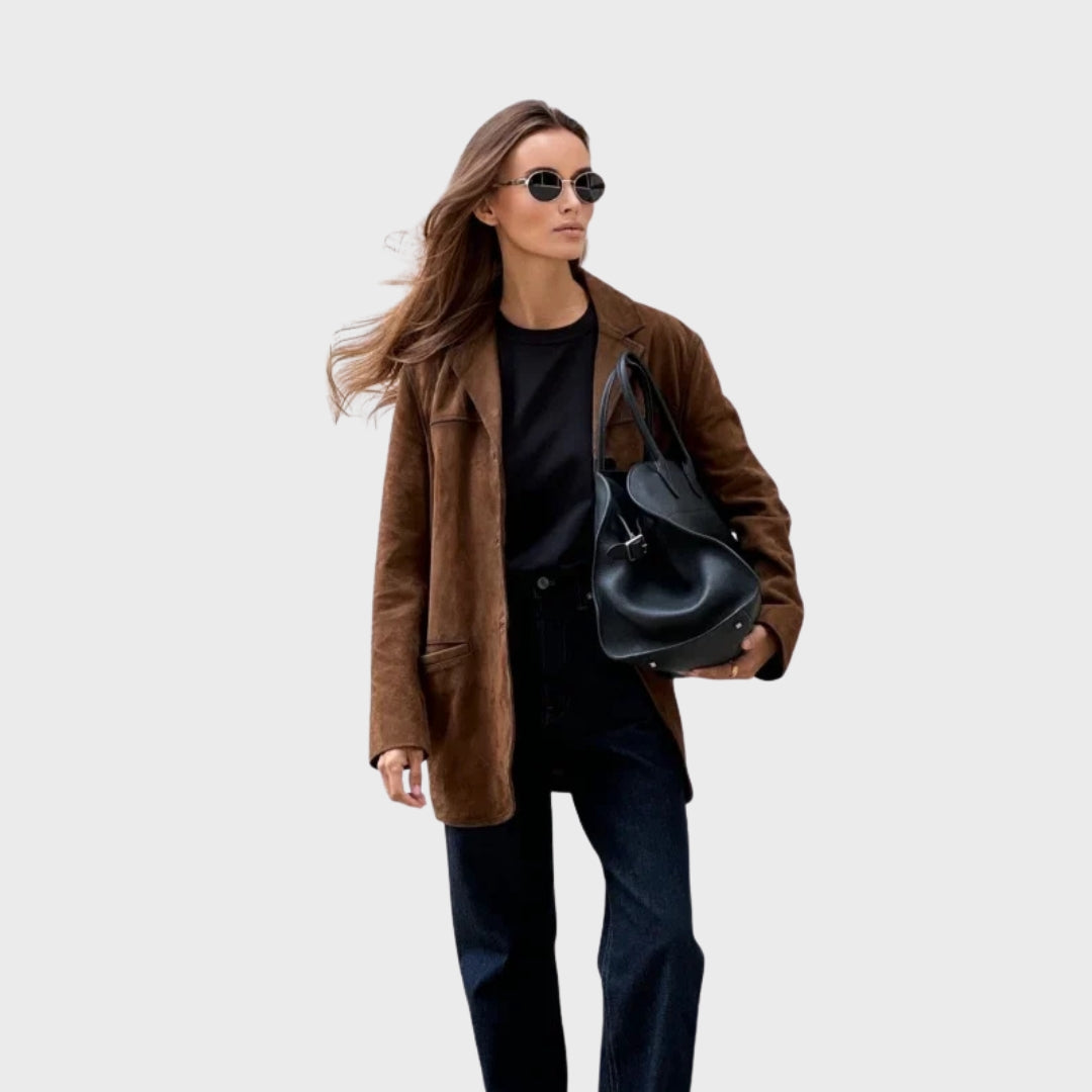 Stilla | Elegant og varm jakke med brune suedekantere