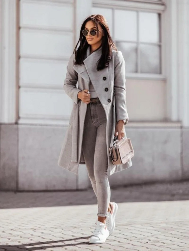 Stilla | Slim Fit Trenchcoat Med Dobbelt Knapliste Til Damer Med Elegante Detaljer