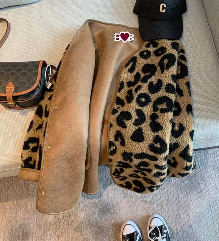 Stilla | Stilfuld fleecejakke med leopardmønster