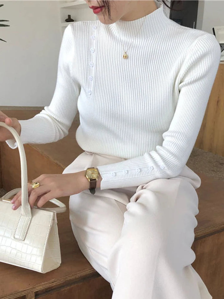 Stilla | Elegant sweater med pyntknapper og ståkrave