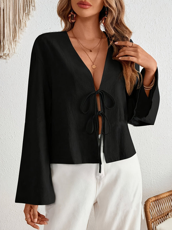Stilla | Elegant Linned Bluse Med Snøring, Uden Krave, Med Lange Sommerfugleærmer