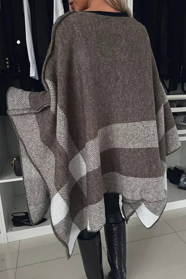 Stilla | Bred Skåret Rude Strik Poncho, Ro og Elegant, Med Batwing Ærmer i Farveblokering