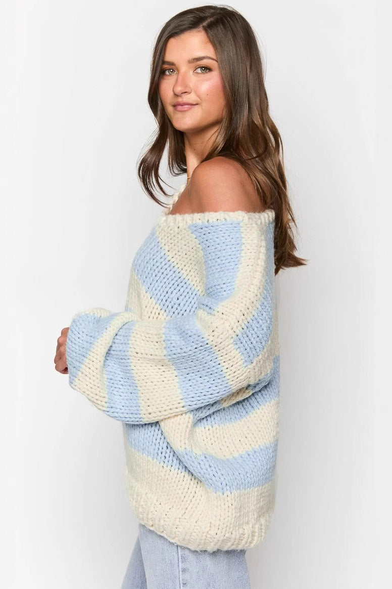 Stilla | Stribet strikpullover med off-shoulder design Lækker efterårsstrikpullover