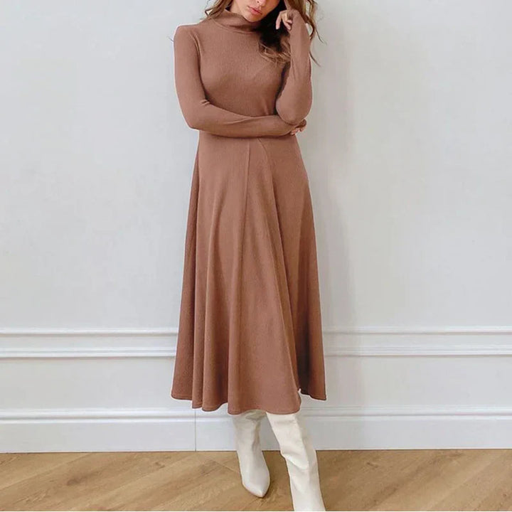 Stilla | Kjole Med Høj a Line Halsudskæring Elegante og Klassisk Design