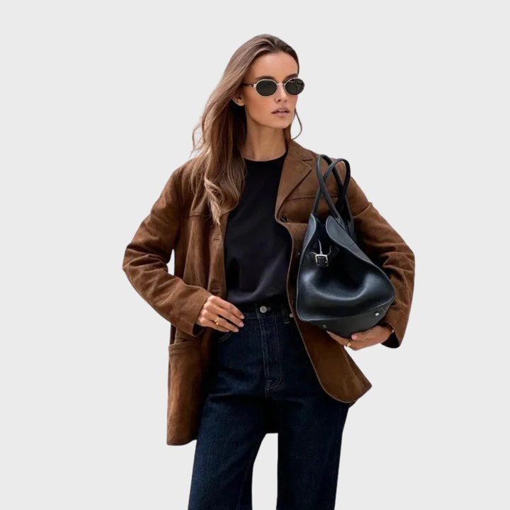 Stilla | Elegant og varm jakke med brune suedekantere