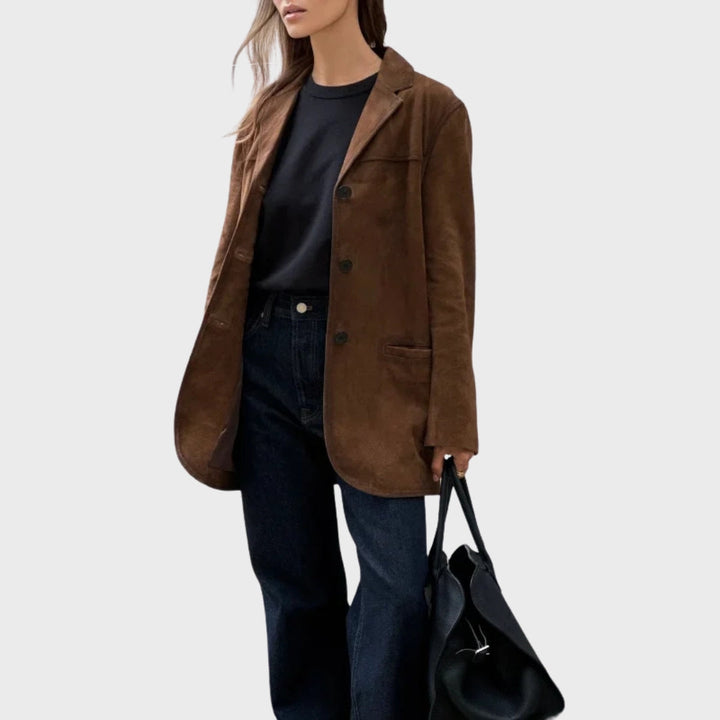 Stilla | Elegant og varm jakke med brune suedekantere