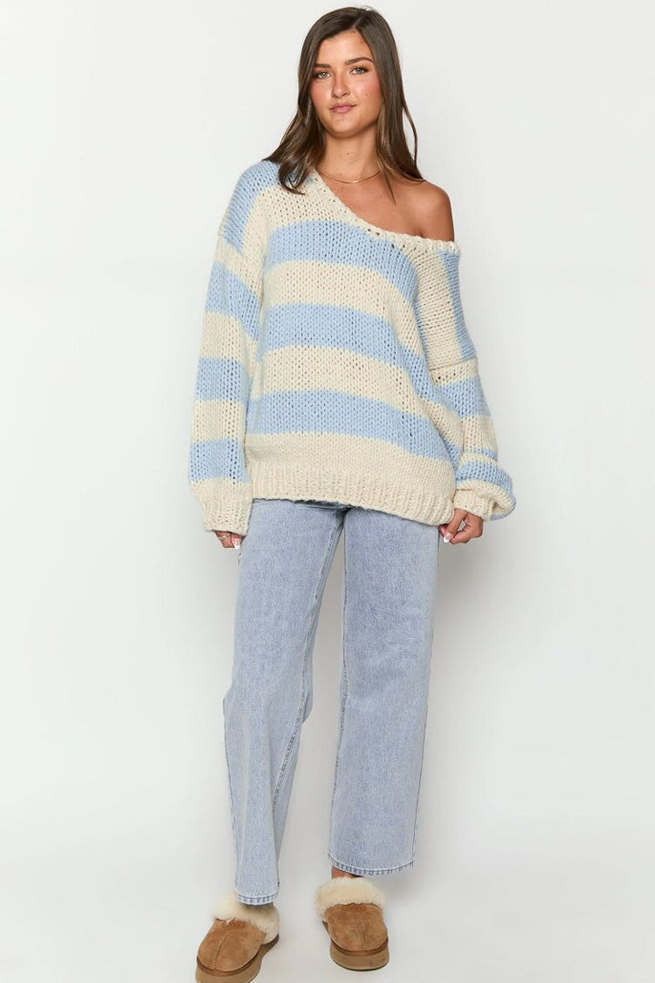 Stilla | Stribet strikpullover med off-shoulder design Lækker efterårsstrikpullover