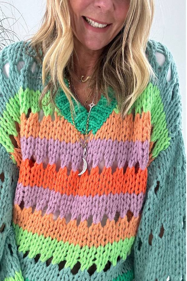 Stilla | Den Trendy, Lækre, Multifarvede Strikpullover Denne Sæson Med Sin Dyb V-udskæring Og Sin Balloonærmer
