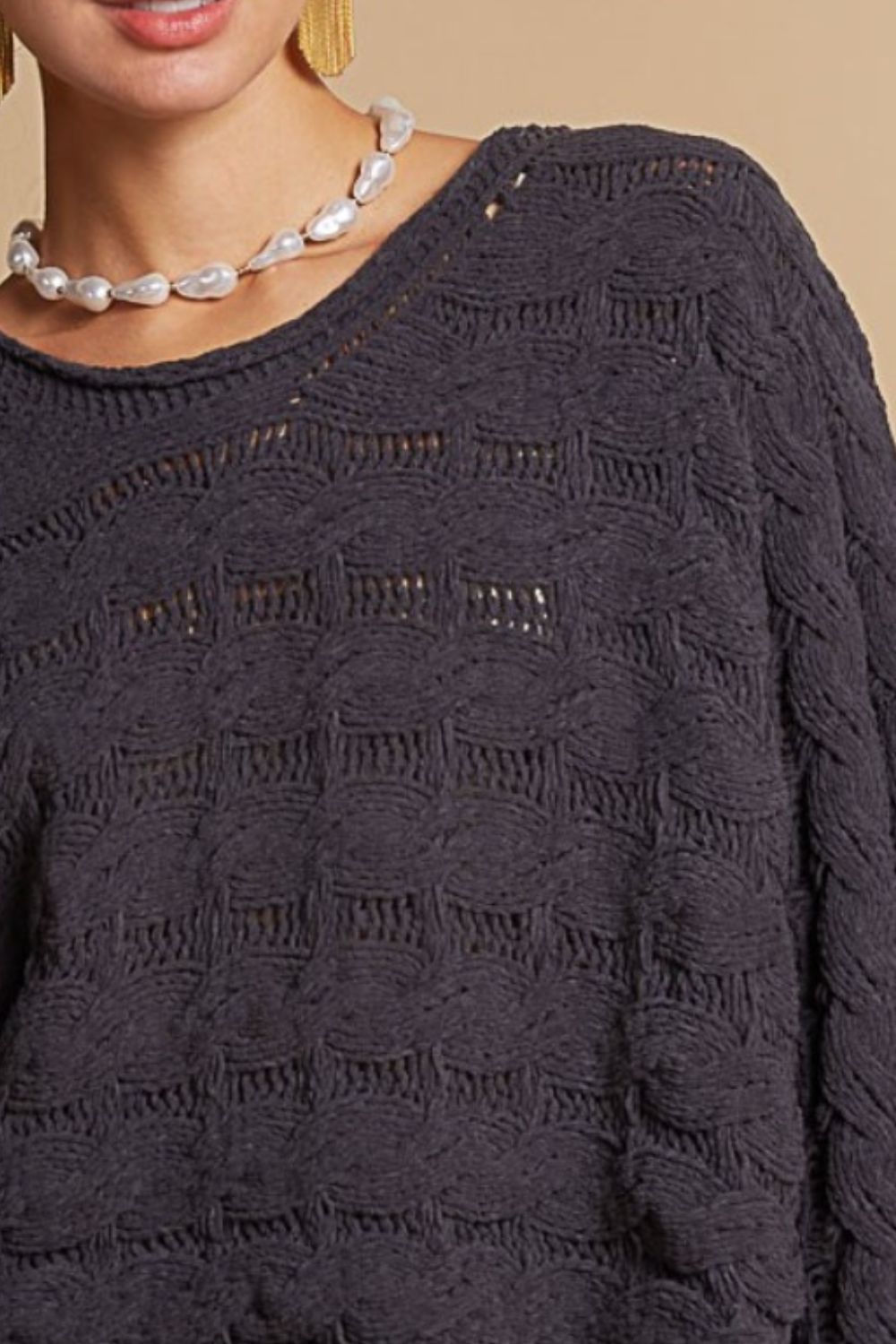 Stilla | Kort Sweater Med Rund Halsudskæring og Drejet Strik