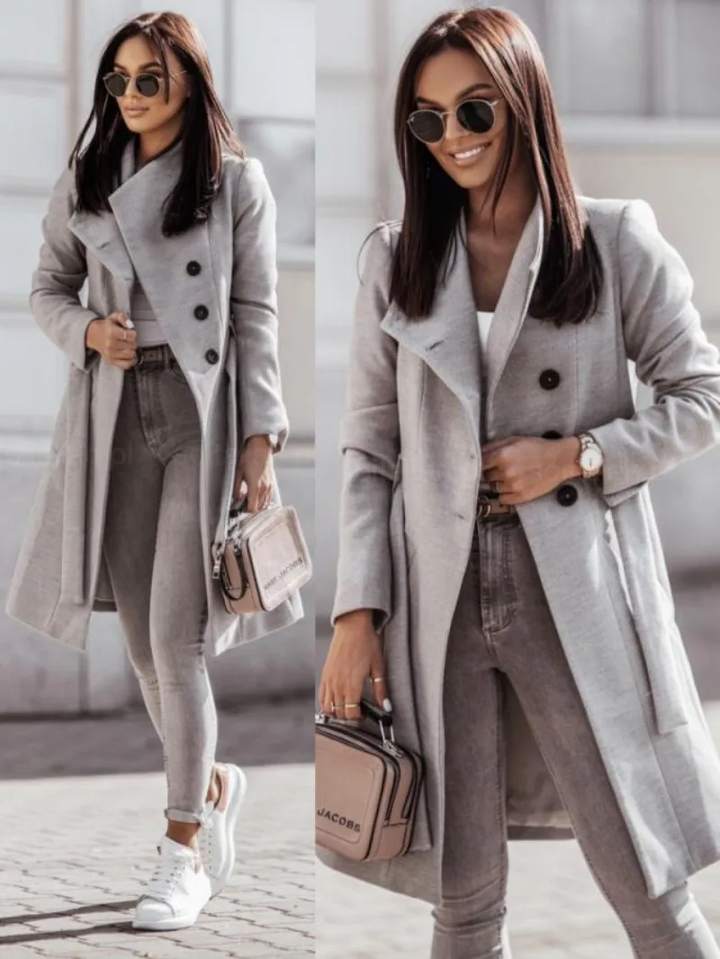 Stilla | Slim Fit Trenchcoat Med Dobbelt Knapliste Til Damer Med Elegante Detaljer