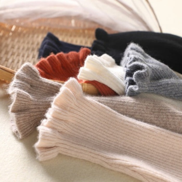 Stilla | Rullekrave sweater med feminine ruffles detaljer
