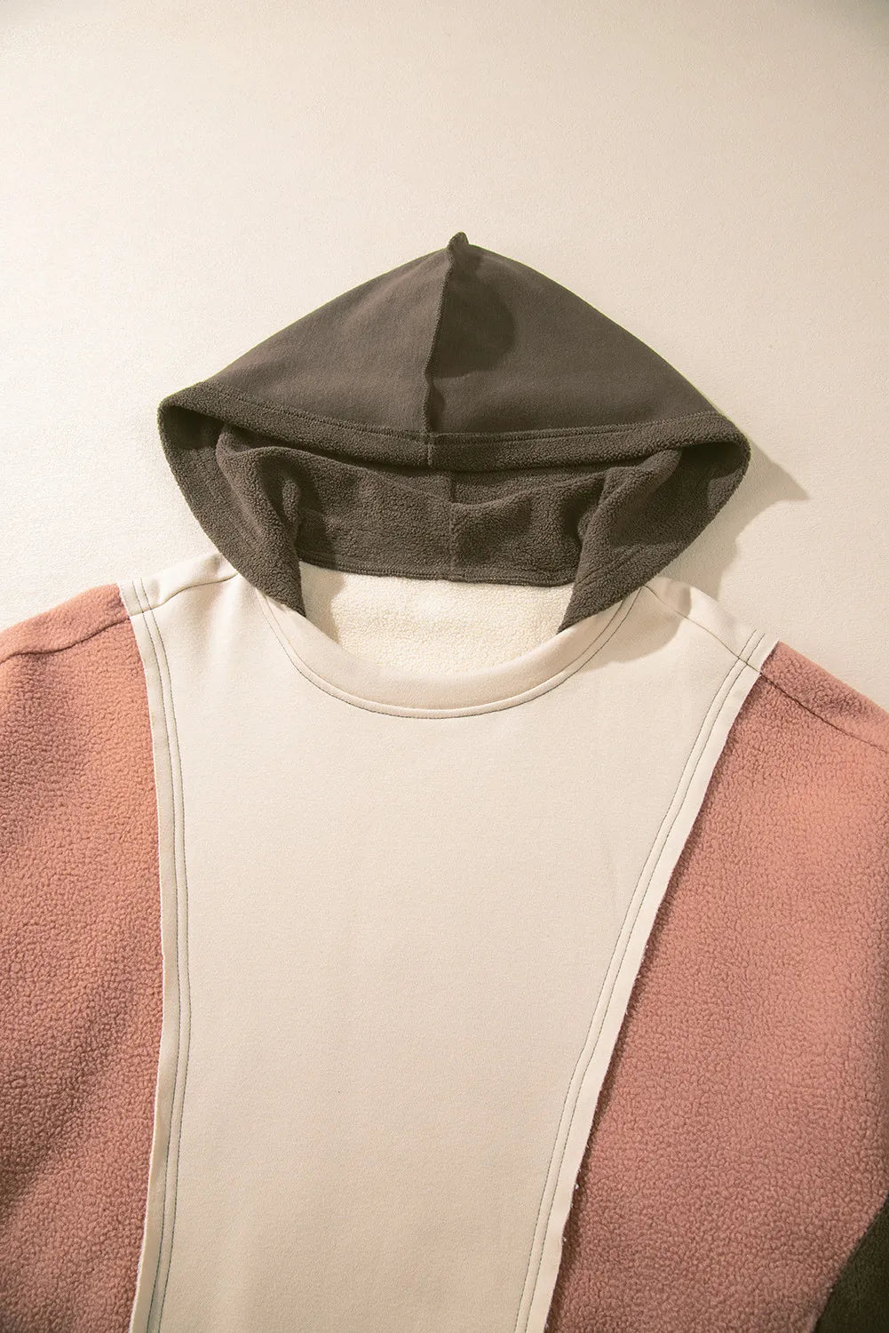 Stilla | Hætte sweatshirt med lange ærmer og farvekombinationsmønster