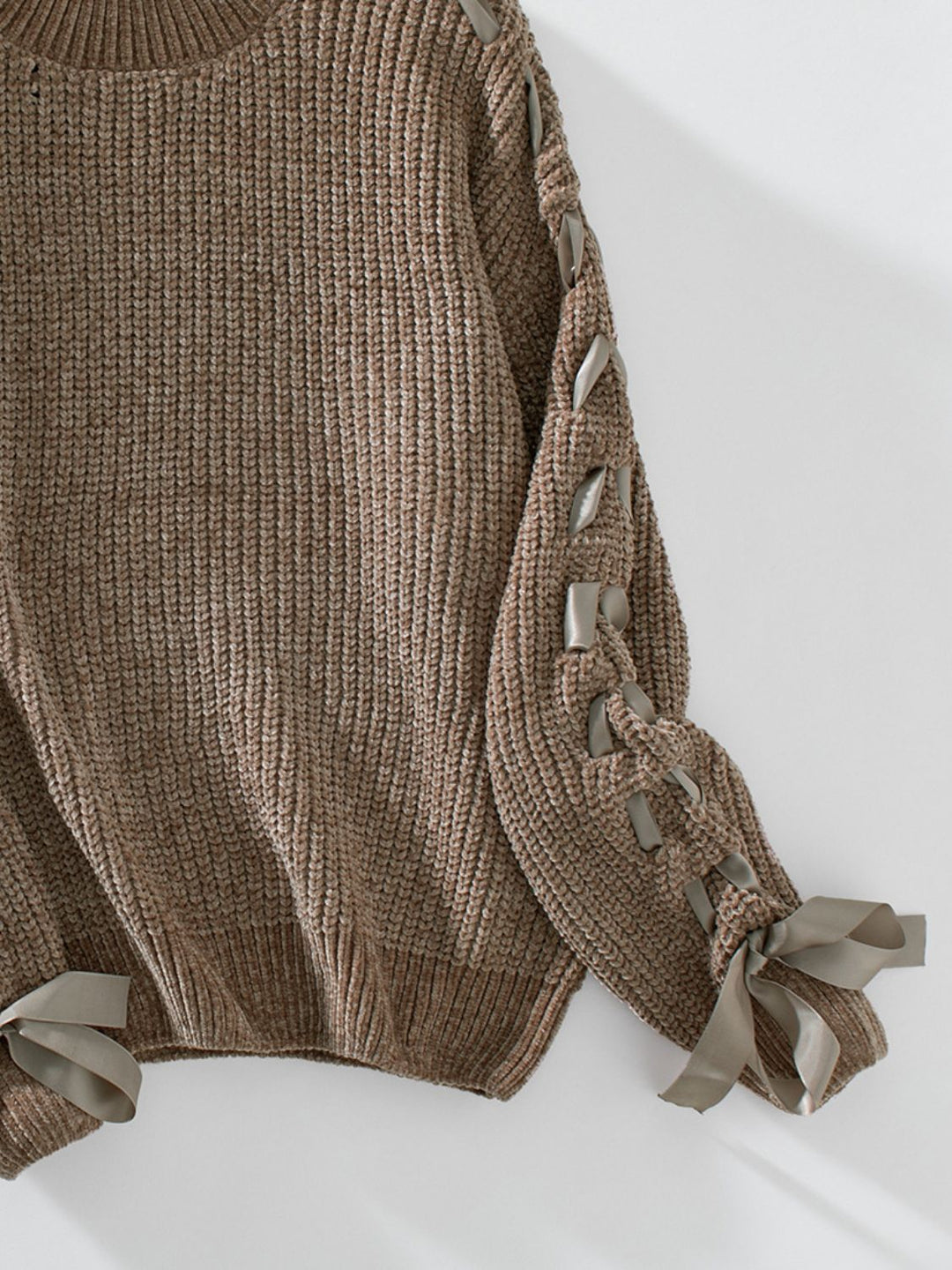 Stilla | Pullover med lange ærmer og rund, snøret krave