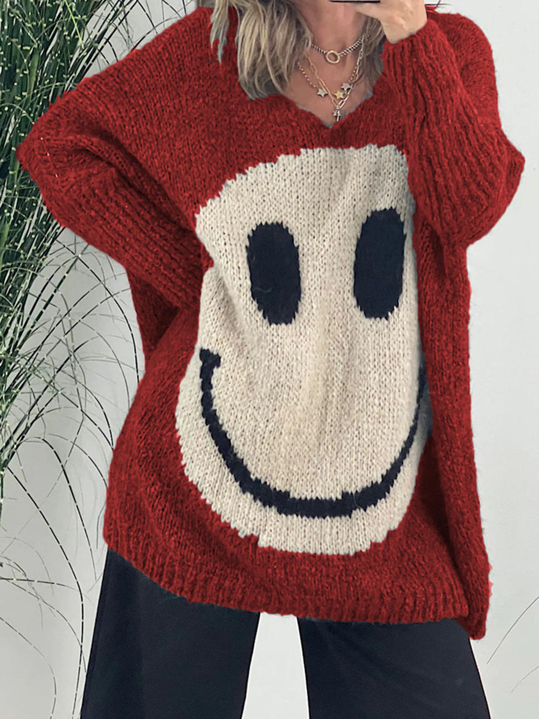 Stilla | Pullover med lange ærmer med et smilende ansigt og V-udskæring