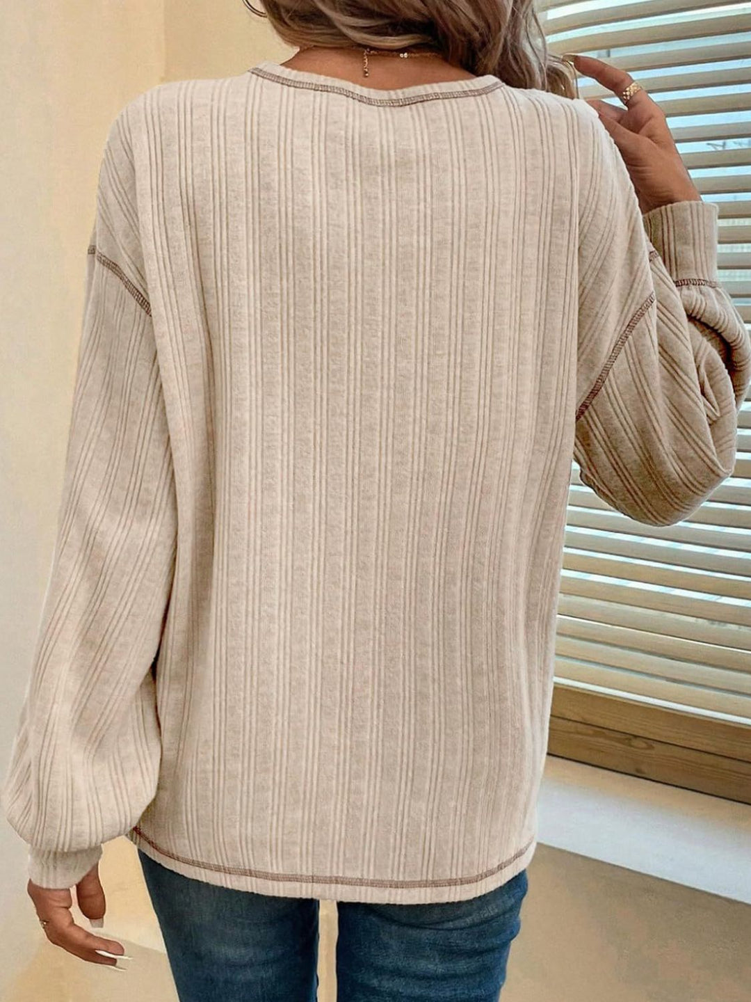 Stilla | T-shirt med rund halsudskæring og lange ærmer med kontrastsy.