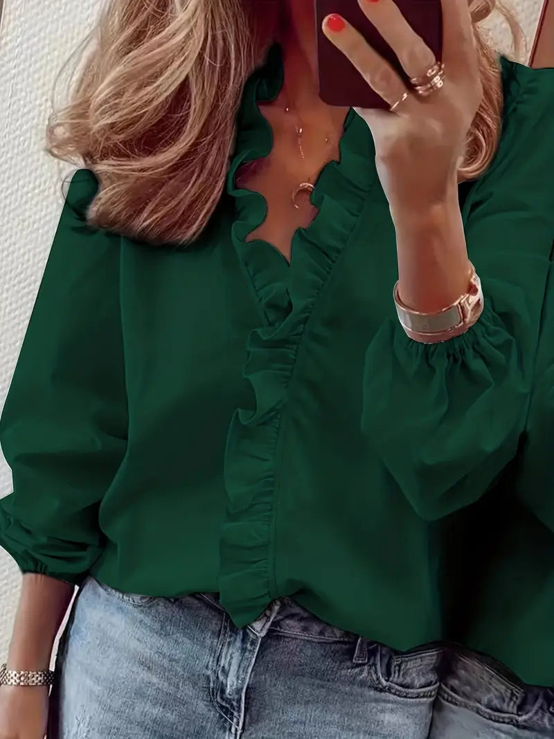 Stilla | Elegant Bluse Med Spidsudskæring Og Flæser