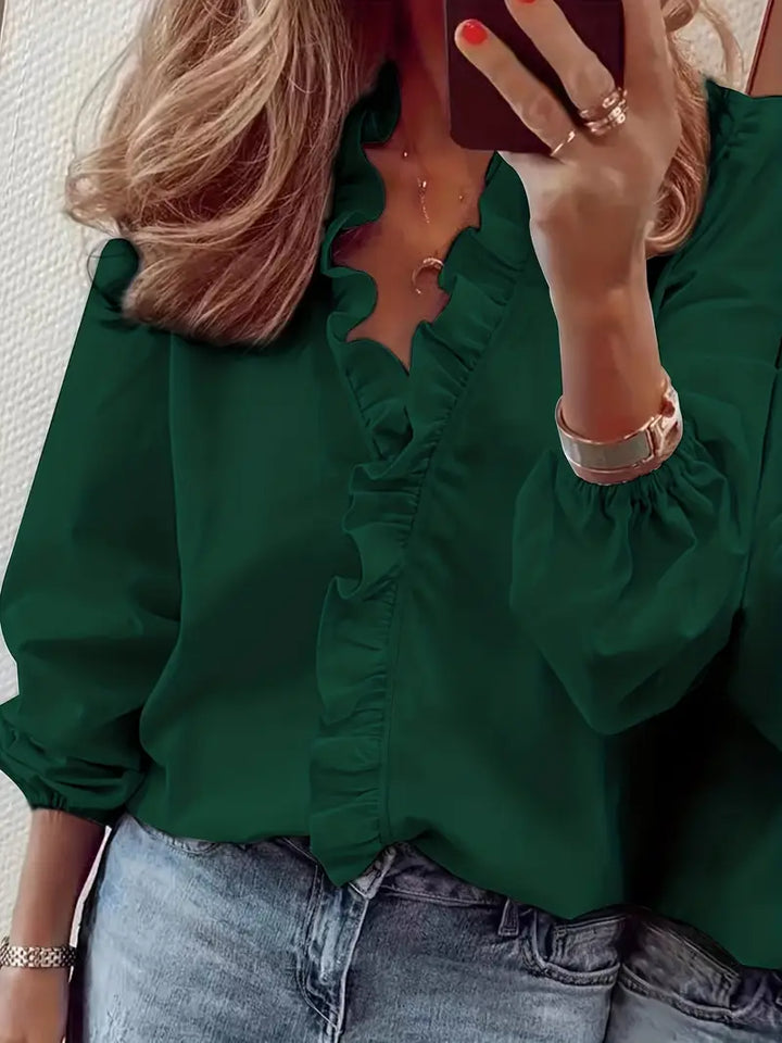 Stilla | Elegant Bluse Med Spidsudskæring Og Flæser