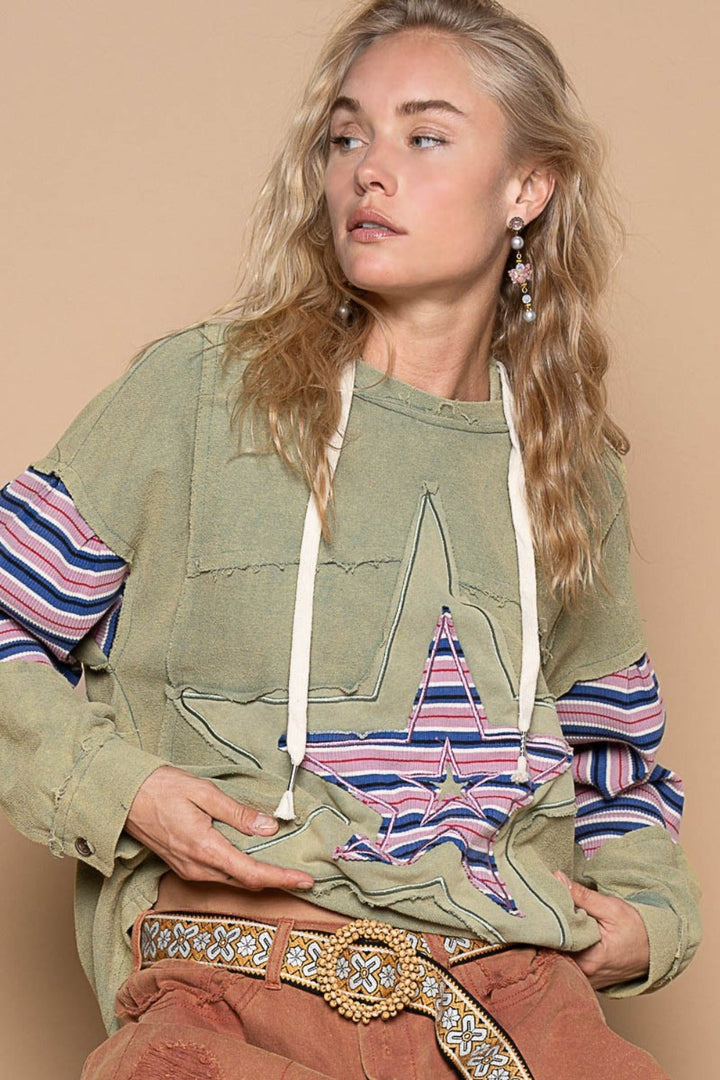 Stilla | Fleece Hættetrøje med Stjerne Patchwork og Rå Kanter