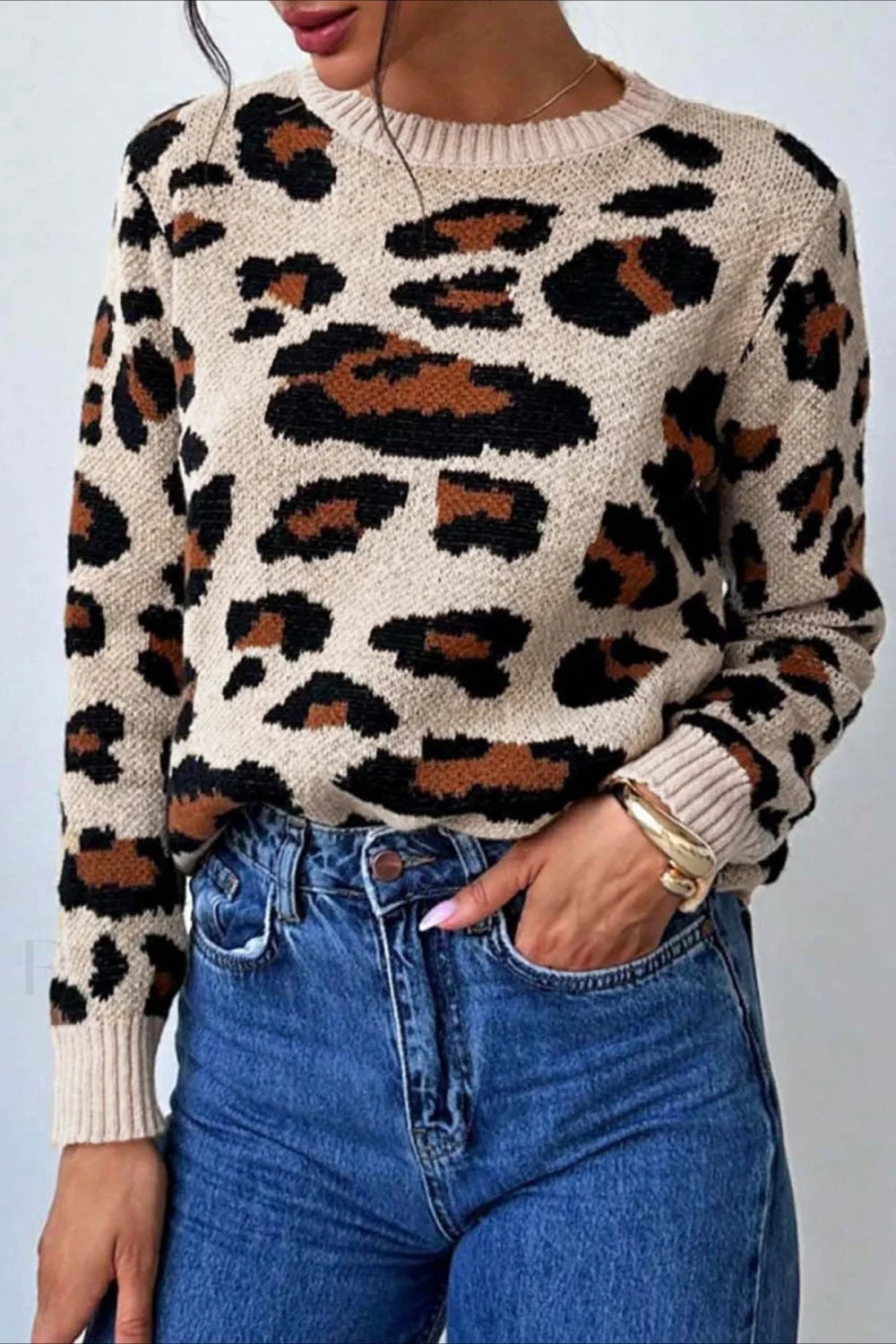 Stilla | Stilfuld Sweater med Farveblokering, Leopardprint, og Rund Halsudskæring