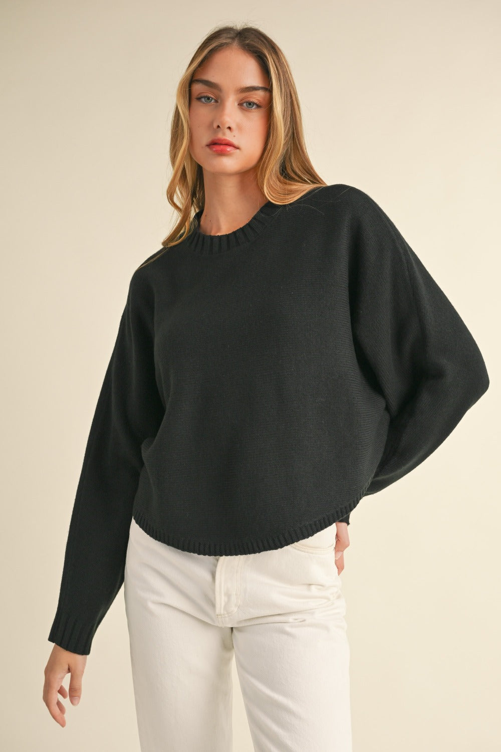 Stilla | Kort sweater med rund halsudskæring og flagermusærmer fra Mable