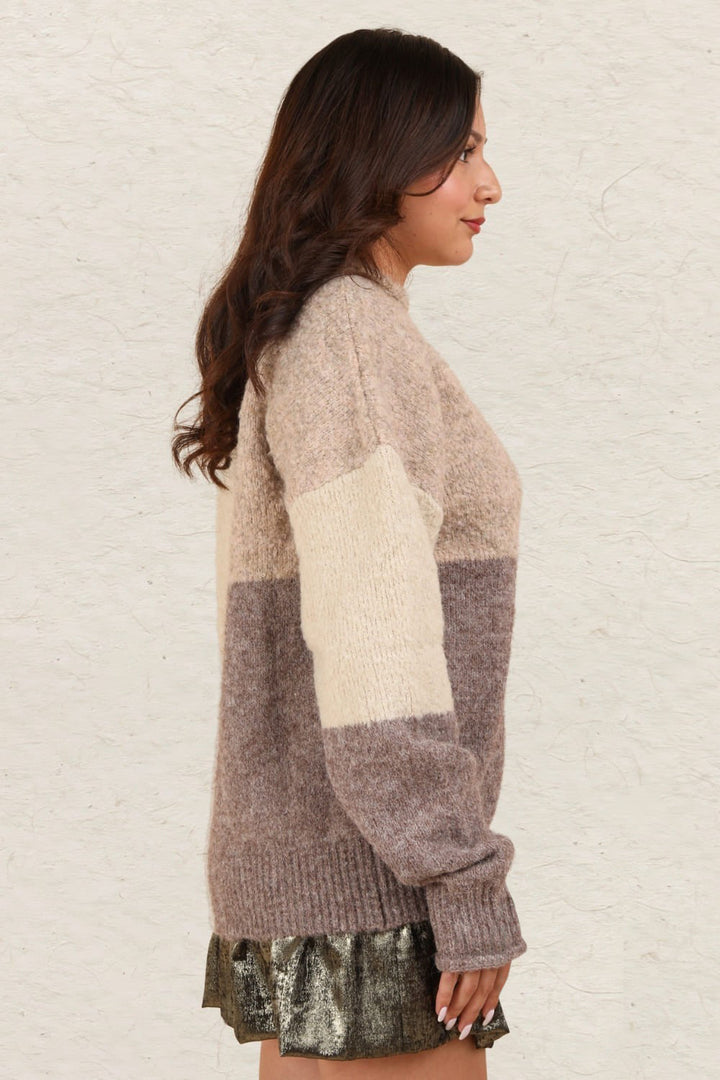 Stilla | Farveblok sweater med mock hals og faldende skuldre