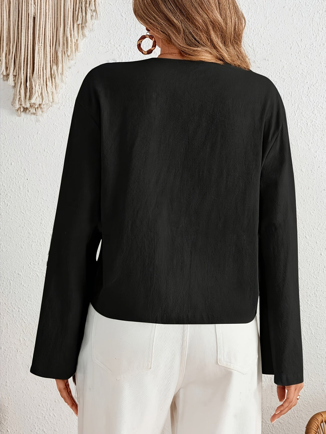 Stilla | Elegant Linned Bluse Med Snøring, Uden Krave, Med Lange Sommerfugleærmer