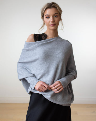 Stilla | Elegante Rund Udsnit og Asymmetrisk Draperet