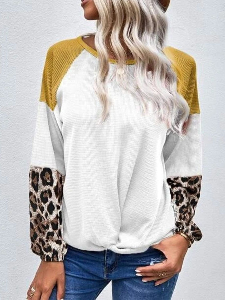 Stilla | T-shirt med farveblok vriddet og rund hals