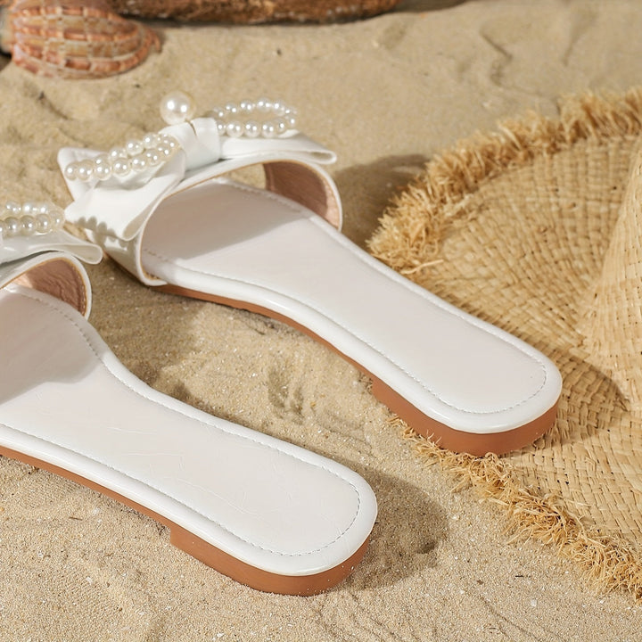 Stilla | Elegante Hvide Flade Sandaler Med Perledekoration, Tætsiddende Tåseparatorer Til Kvinder