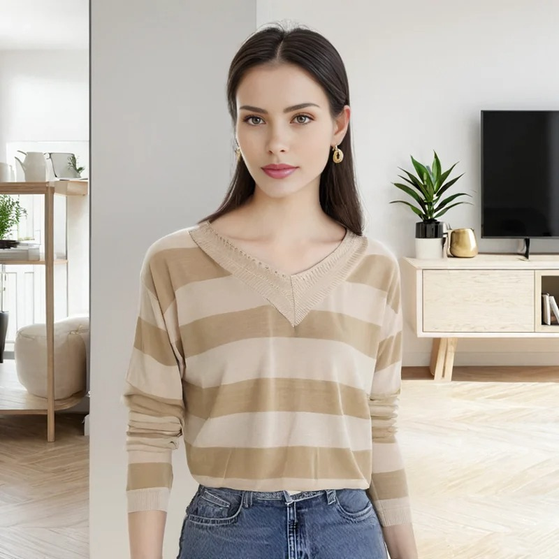 Stilla | Damepullover I Trendy Stribet Design, Løs Pasform Model Med V-hals