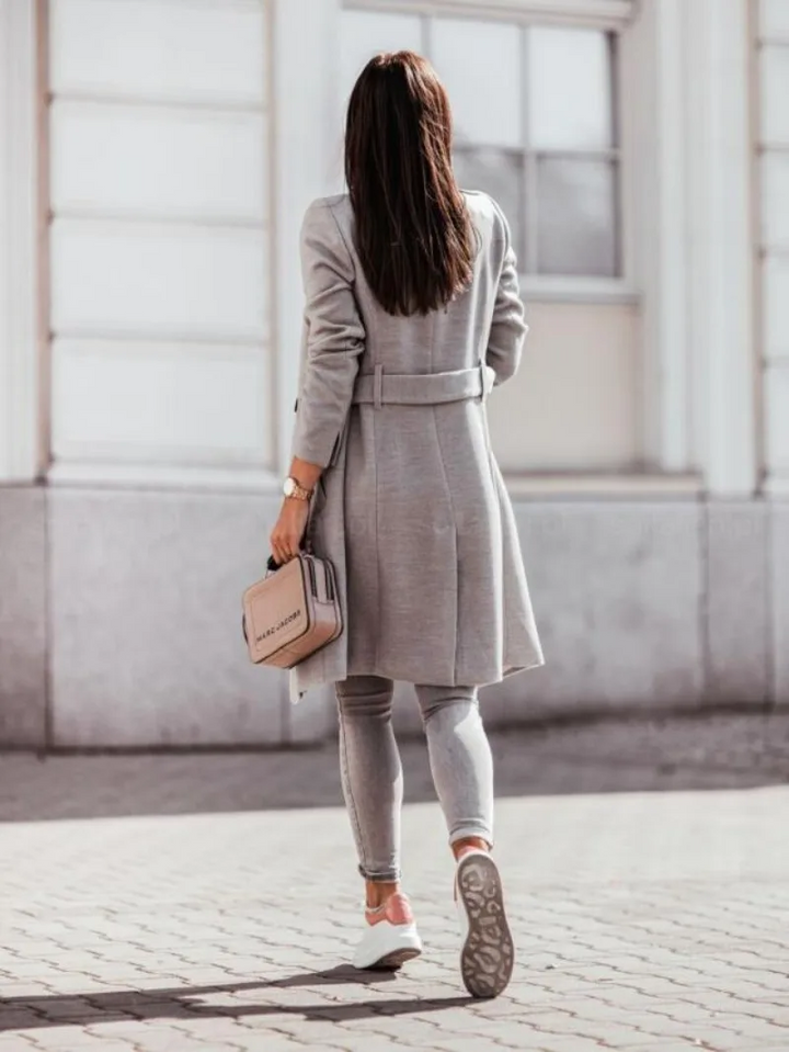 Stilla | Slim Fit Trenchcoat Med Dobbelt Knapliste Til Damer Med Elegante Detaljer