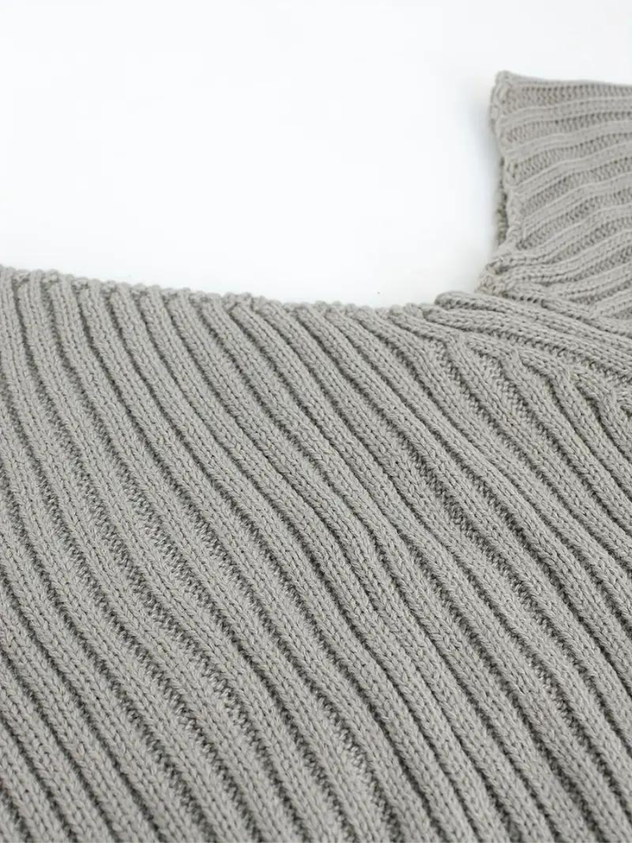Stilla | Pullover i ribstrik med asymmetrisk udskæring