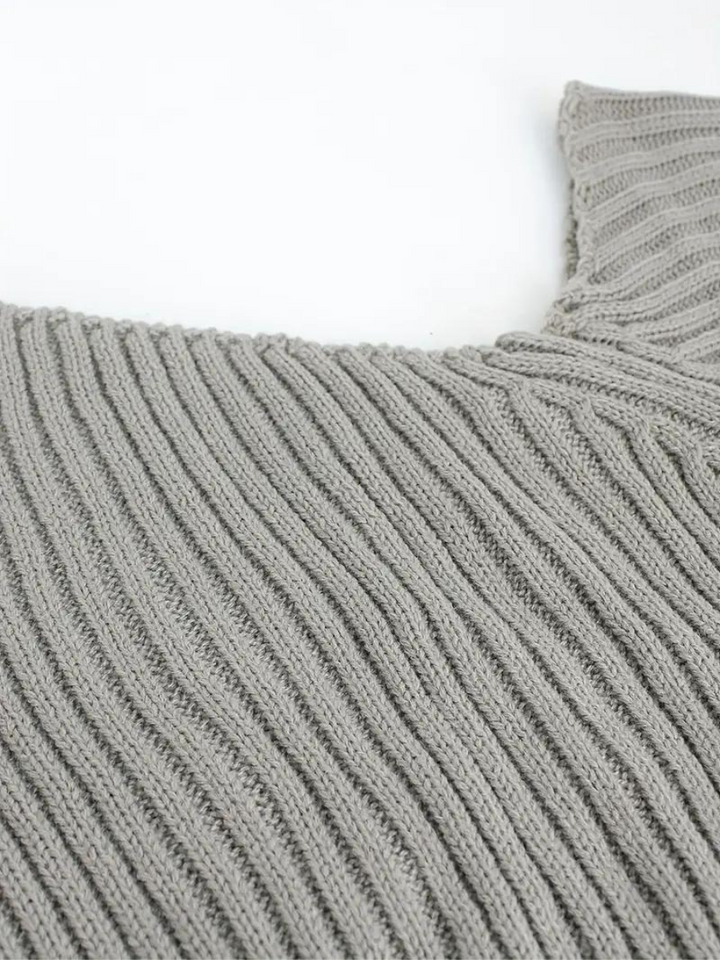 Stilla | Pullover i ribstrik med asymmetrisk udskæring