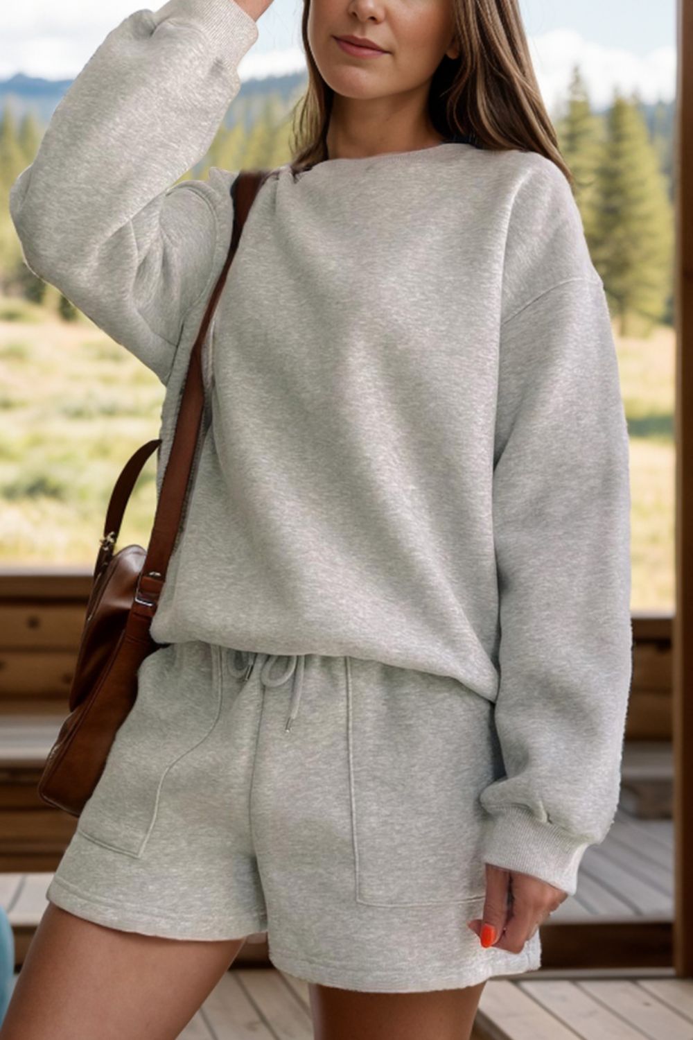 Stilla | Sæt Sweatshirt og Shorts Med Rund Halsudskæring og Faldende Skuldre