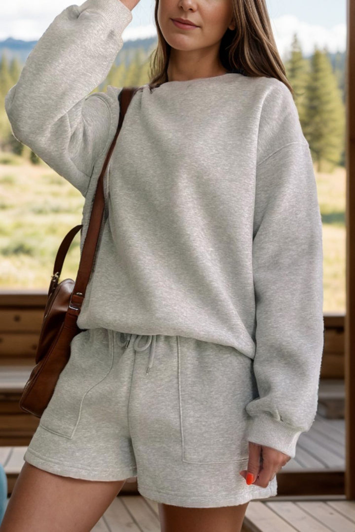 Stilla | Sæt Sweatshirt og Shorts Med Rund Halsudskæring og Faldende Skuldre