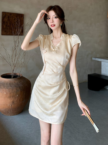 Stilla | Elegant Satin Sommerkjole Beige, V-Udskæring, Kort Ærme, Snor Taljen, A-Formet Skæring
