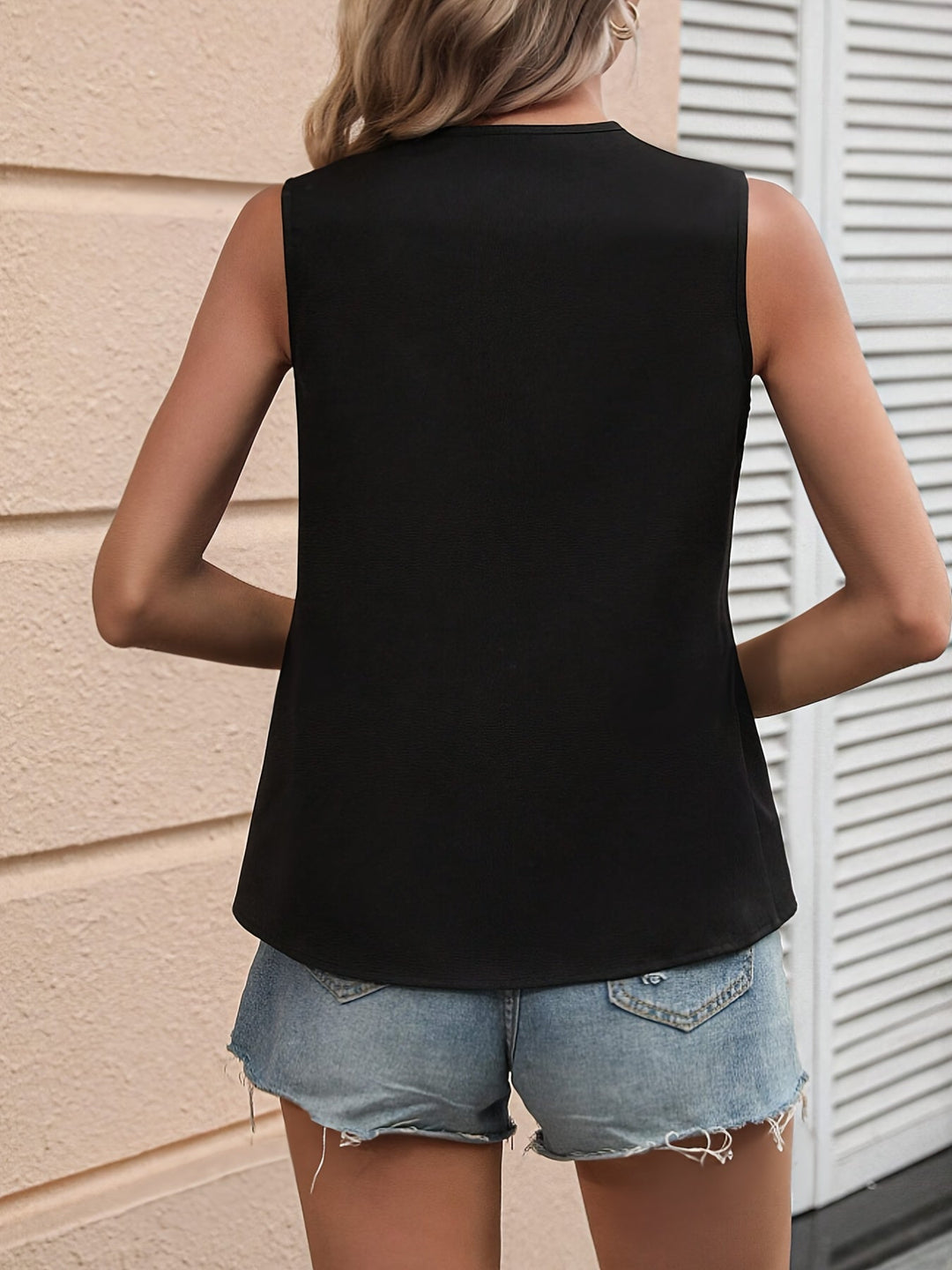 Stilla | Damebluse Uden Ærmer Sort Hvid, Elegant Asymmetrisk Snit