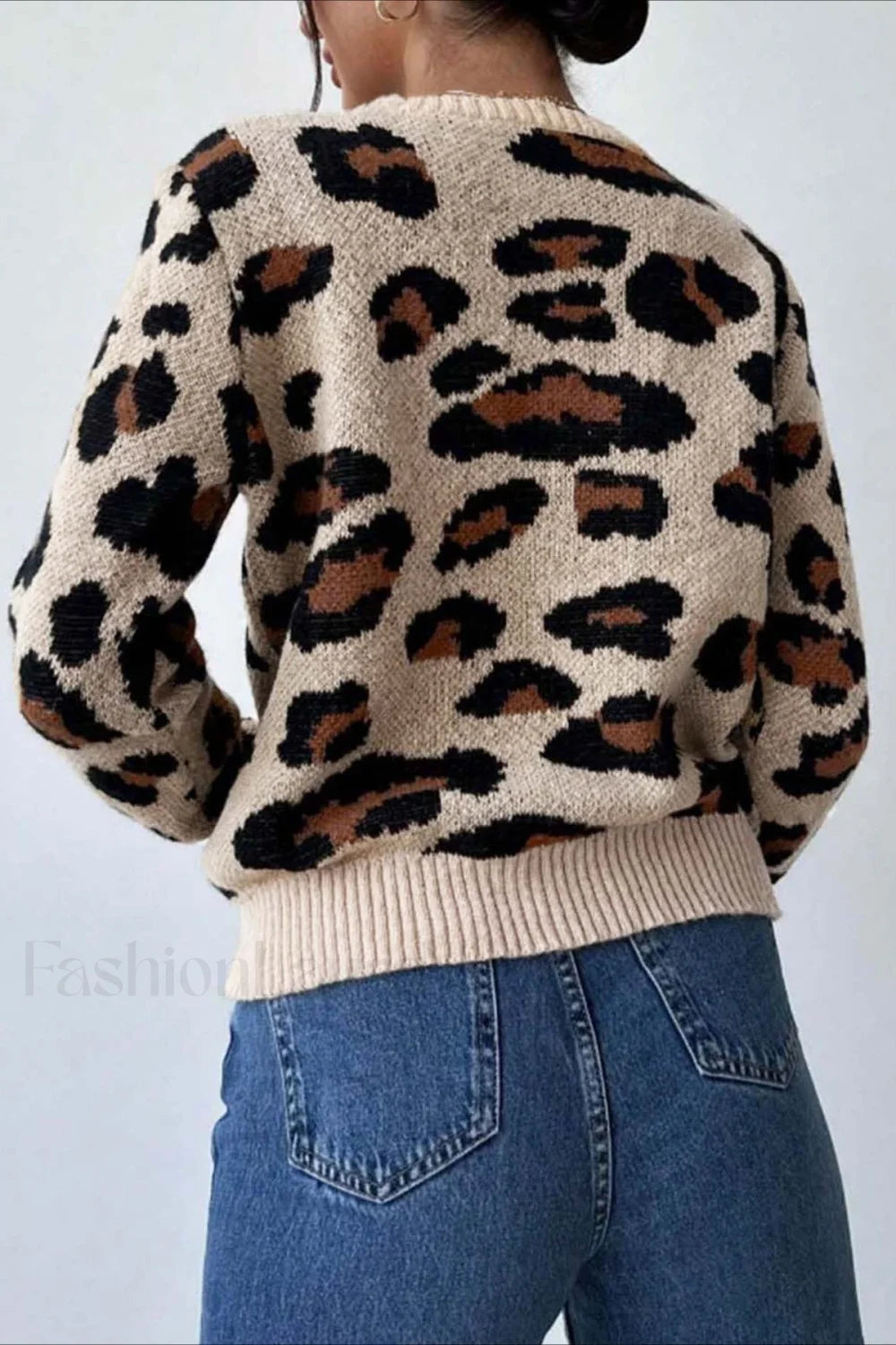 Stilla | Stilfuld Sweater med Farveblokering, Leopardprint, og Rund Halsudskæring