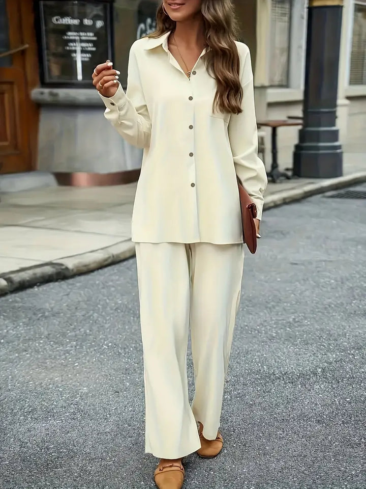 Stilla | Delt Sæt Elegant Bluse Med Knapper Og Brede Bukser