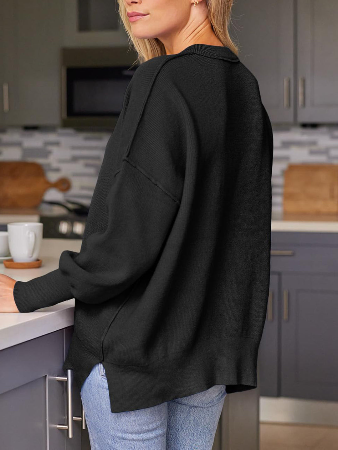 Stilla | Rundhals Pullover med Slids og Faldende Skuldre